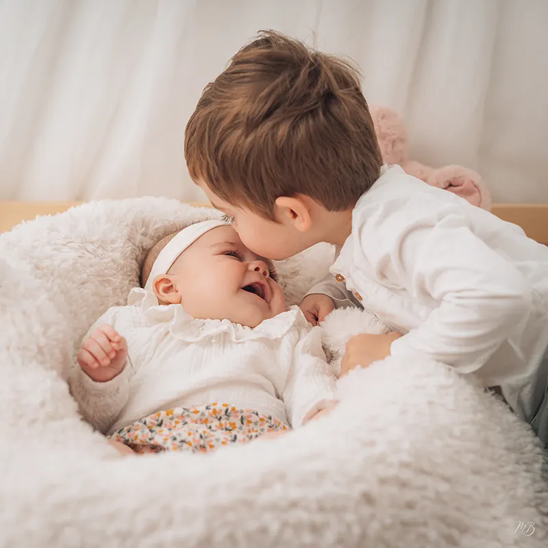 Bébé et son grand frère lors d'une séance photo bébé en studio