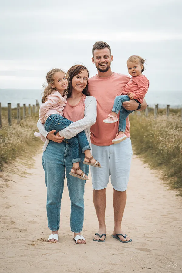 Famille sur un chemin de plage en bord de mer, séance photo extérieure Loire-Atlantique