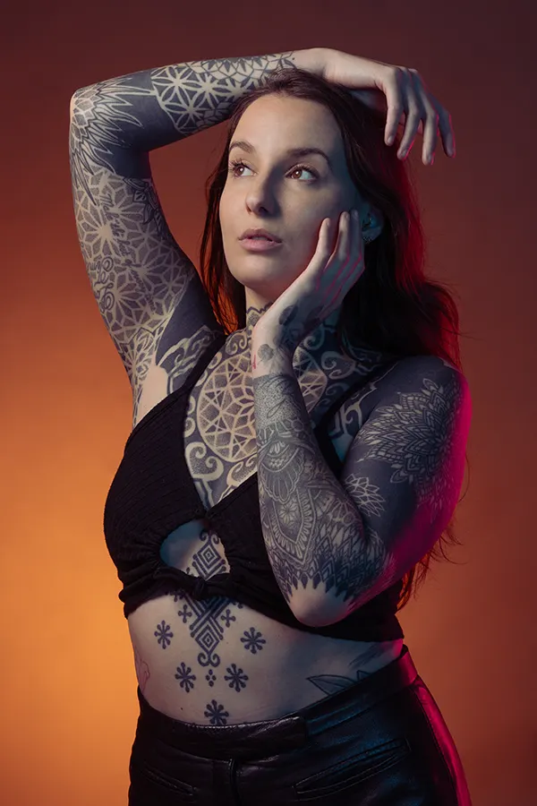 photo-femme-tatouage-coloré-studio