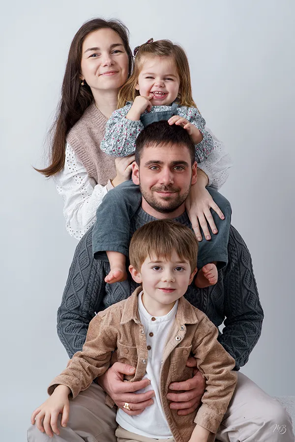 Portrait de famille en studio fond clair à Pont-Saint-Martin, photographe près de Nantes