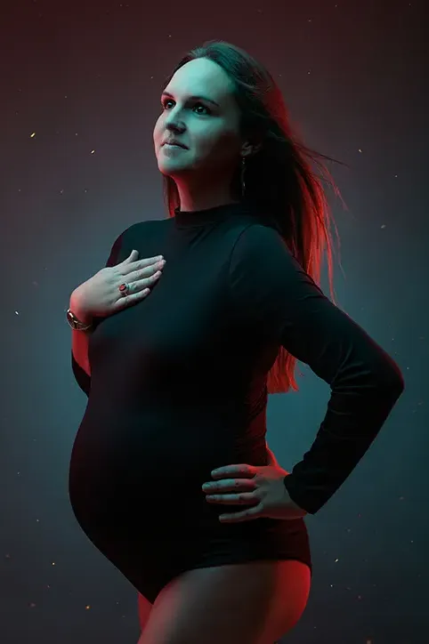 Séance grossesse en studio sur fond sombre à Pont-Saint-Martin